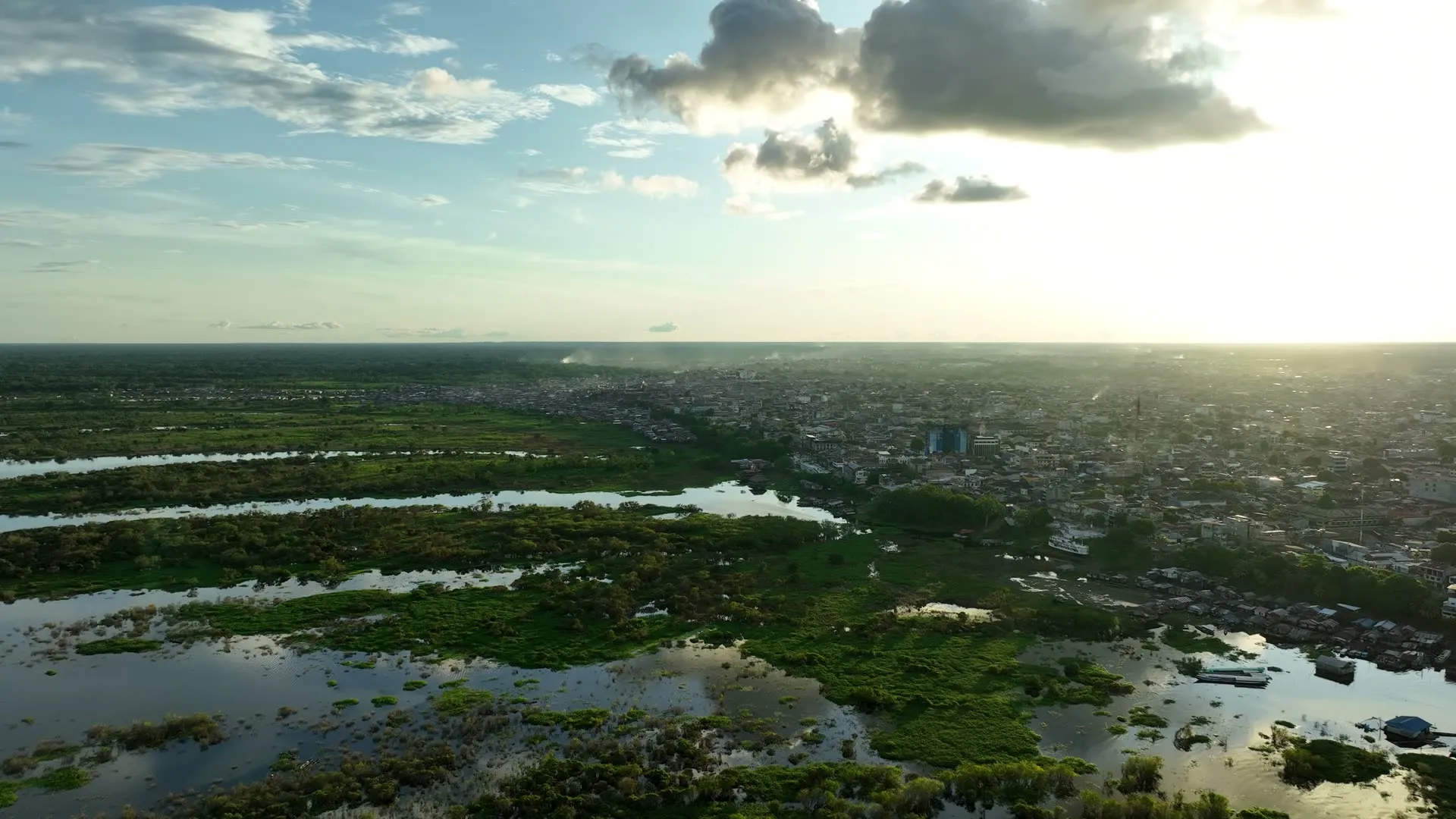 Vista aérea de Iquitos y el río Amazonas tomada desde un dron