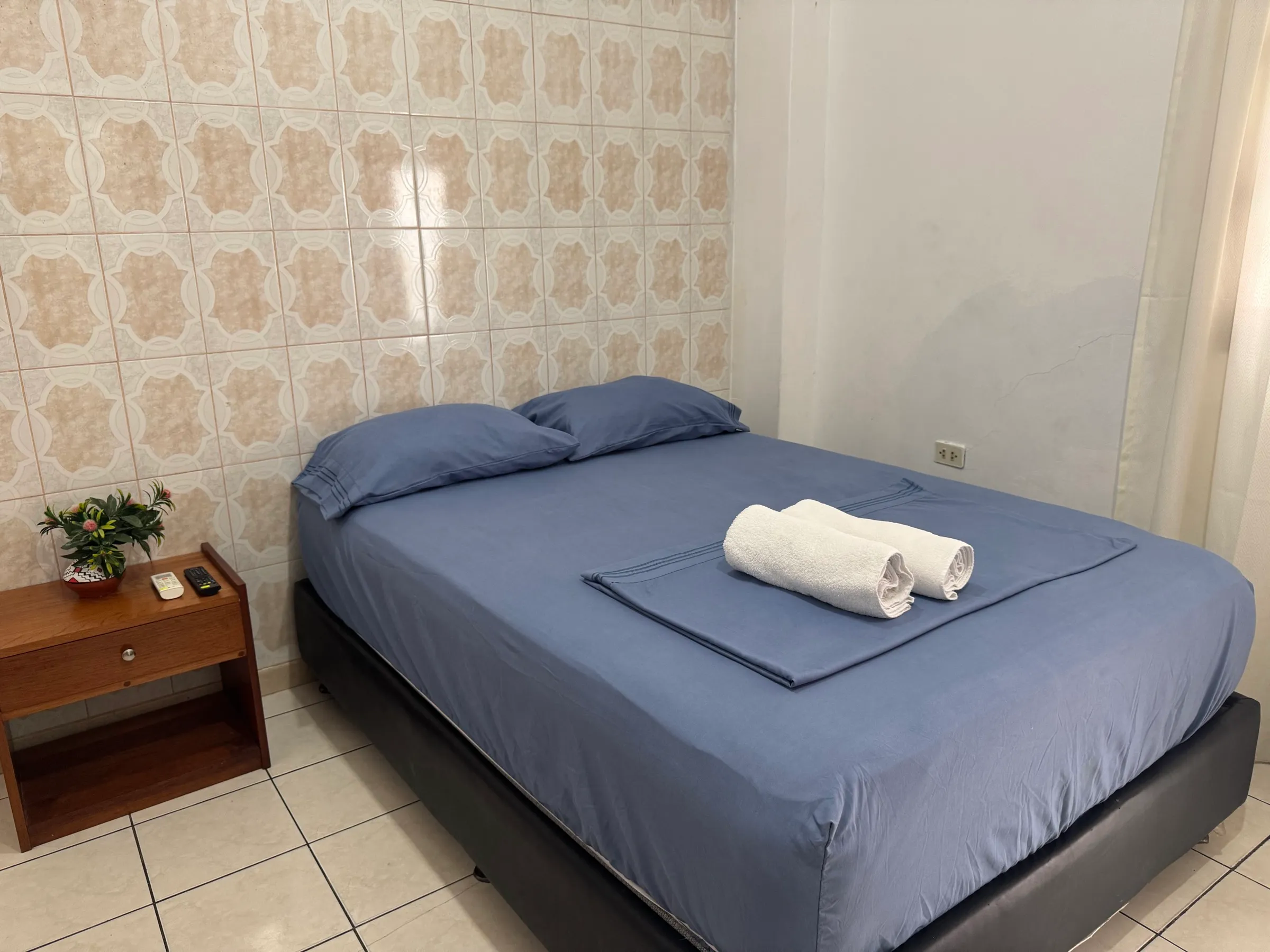 Habitación Matrimonial con cama de dos plazas y mesa de noche
